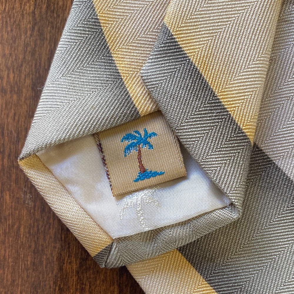Tommy Bahama Beach-Scene Necktie in Cream & Gray - Picture 4 of 5